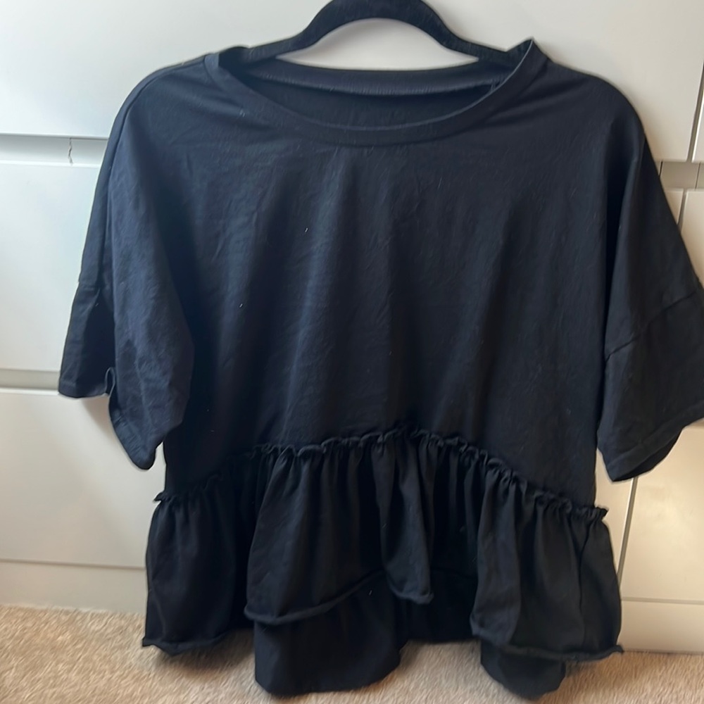 Long black shirt sleeve waved top